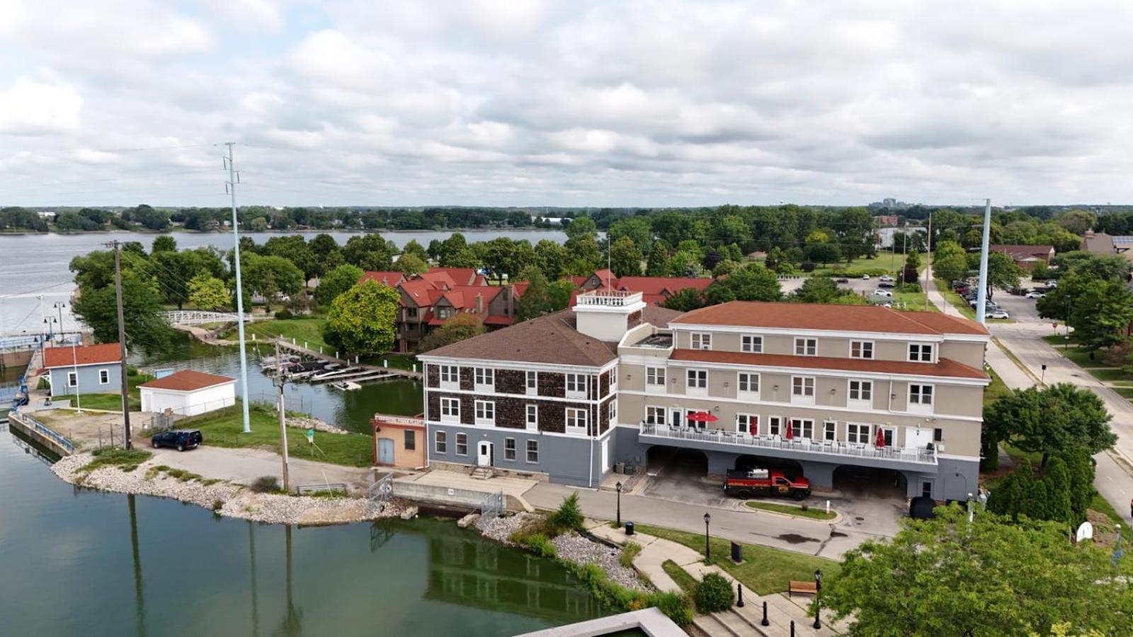 Nuk'S Executive Suites De Pere Exterior photo